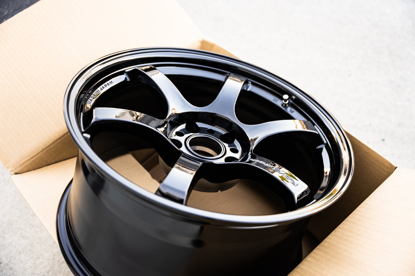 グラムライト 57DR / 18x9.5 +38 / 5x114.3 / グロッシーブラック