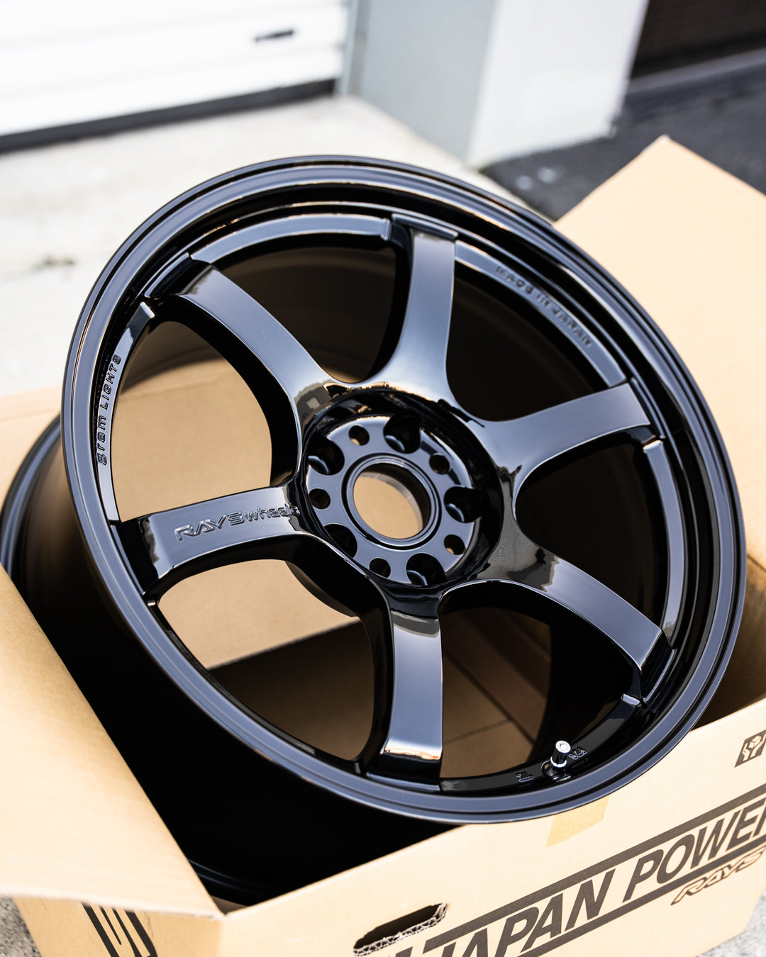 グラムライト 57DR / 18x9.5 +38 / 5x114.3 / グロッシーブラック