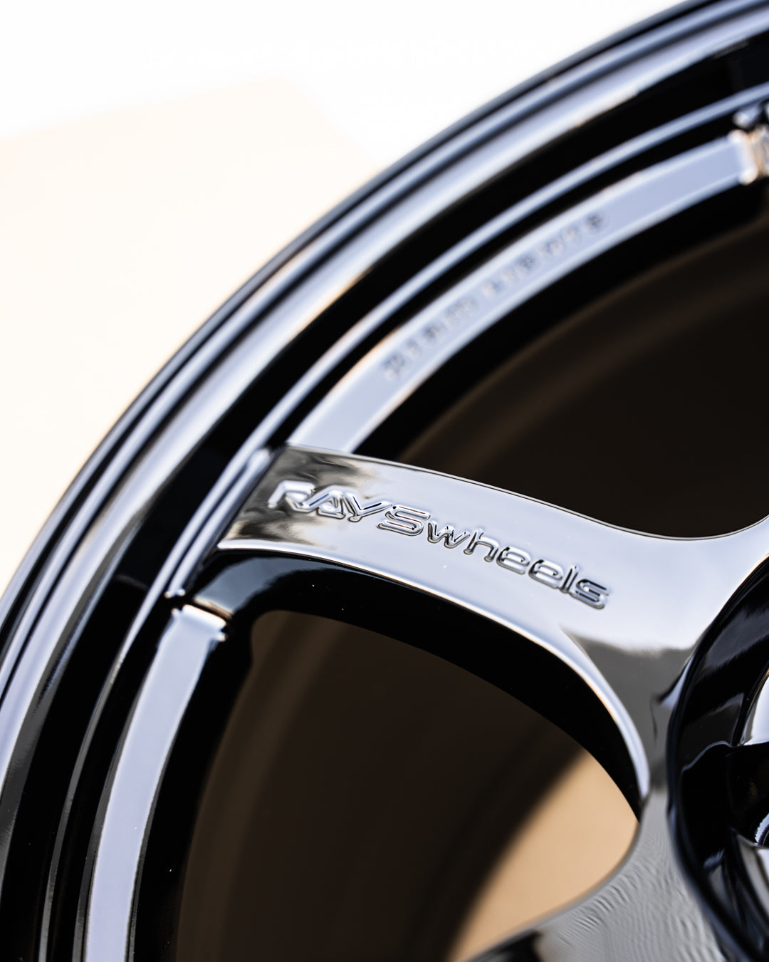 グラムライト 57DR / 18x9.5 +38 / 5x114.3 / グロッシーブラック