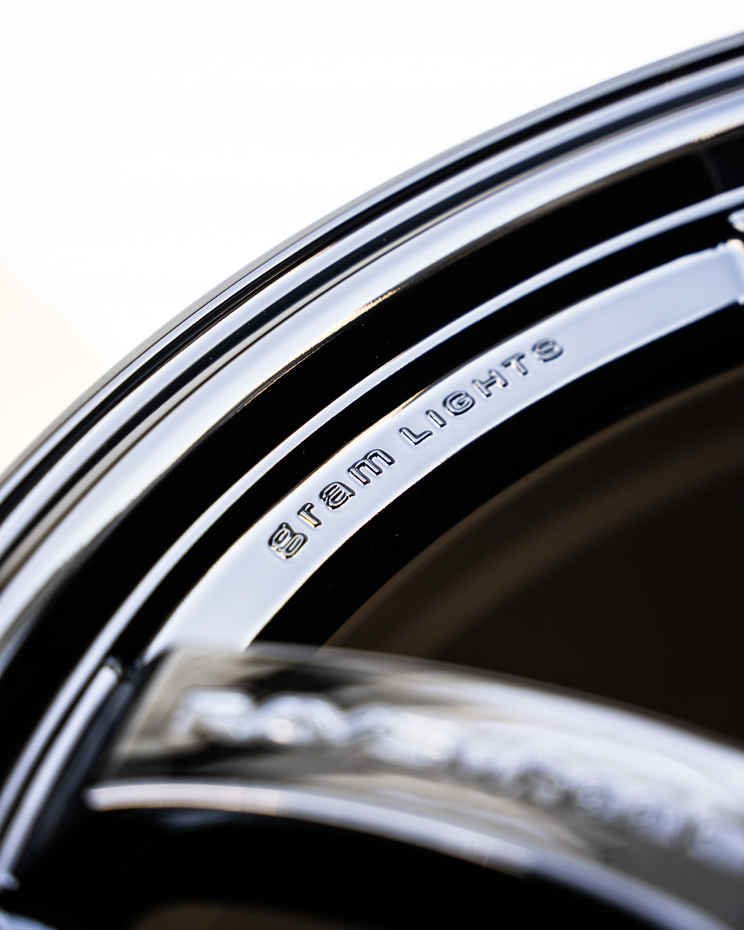 グラムライト 57DR / 18x9.5 +38 / 5x114.3 / グロッシーブラック