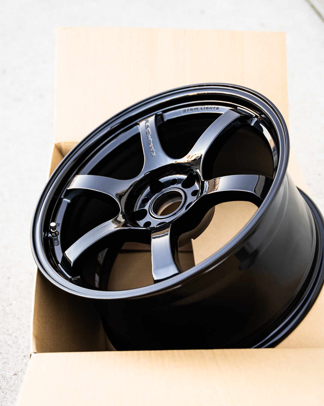 グラムライト 57DR / 18x9.5 +38 / 5x114.3 / グロッシーブラック
