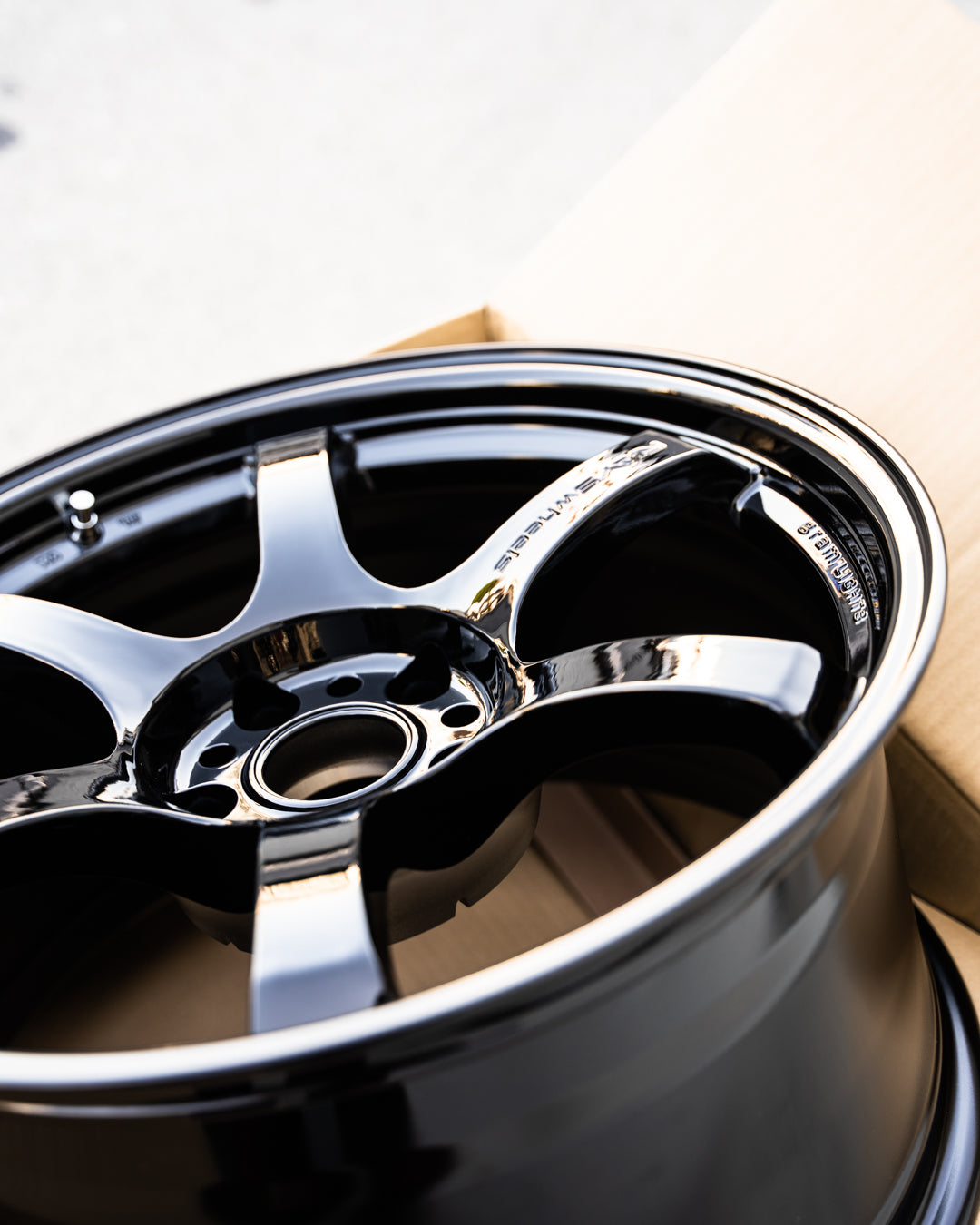 グラムライト 57DR / 18x9.5 +38 / 5x114.3 / グロッシーブラック