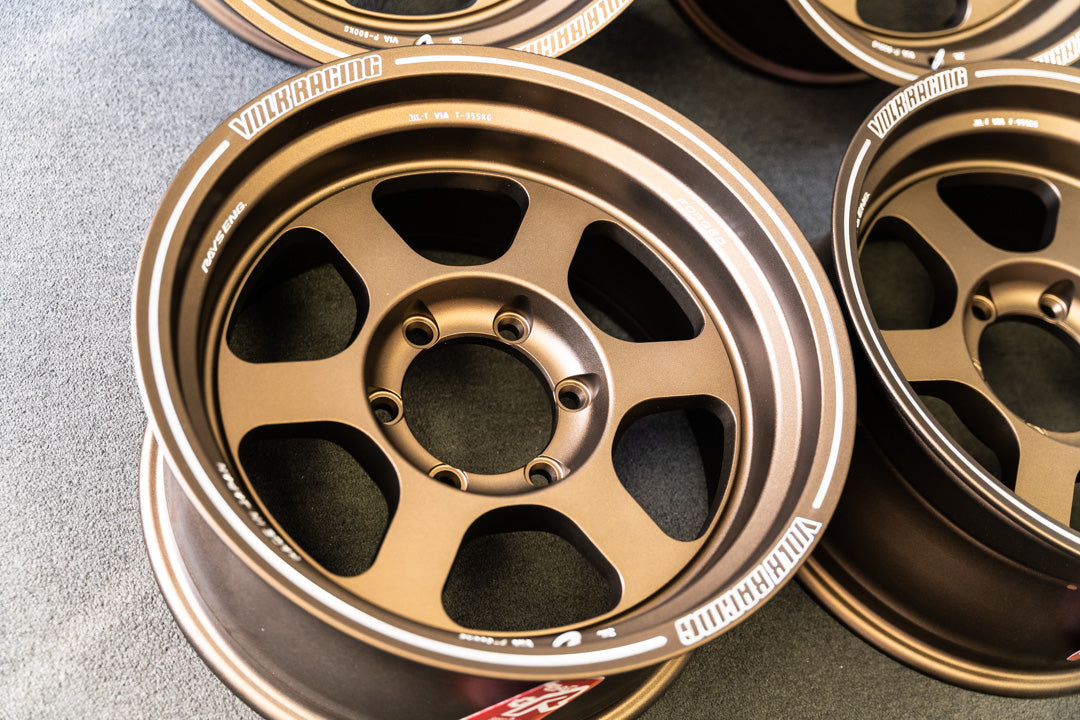 Volk TE37XT / 17x8.5 -10 / 6x139.7 / OG Bronze (BR)