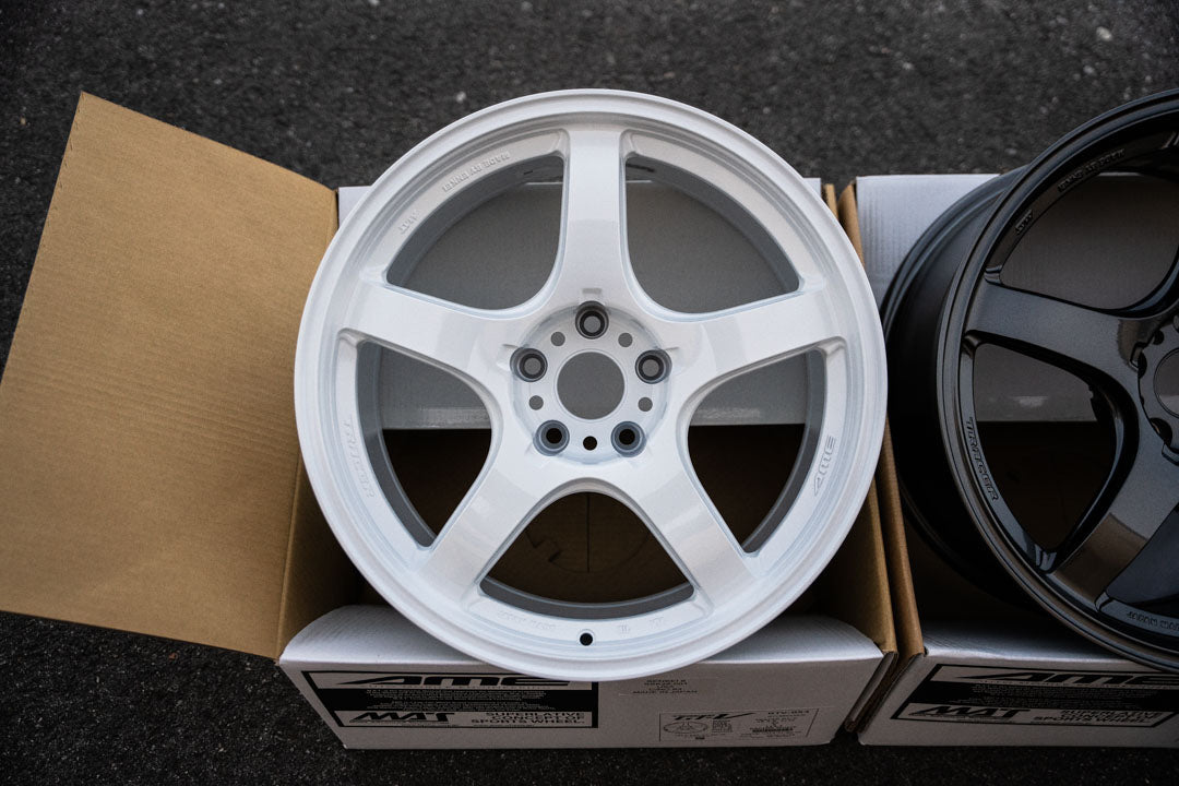 AME Tracer GTV / 18x9.5 +22 / 5x114.3 / Racing White (WH)