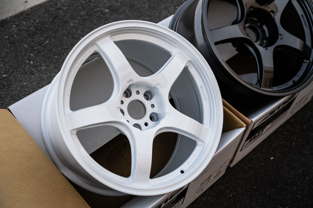 AME Tracer GTV / 18x9.5 +22 / 5x114.3 / Racing White (WH)