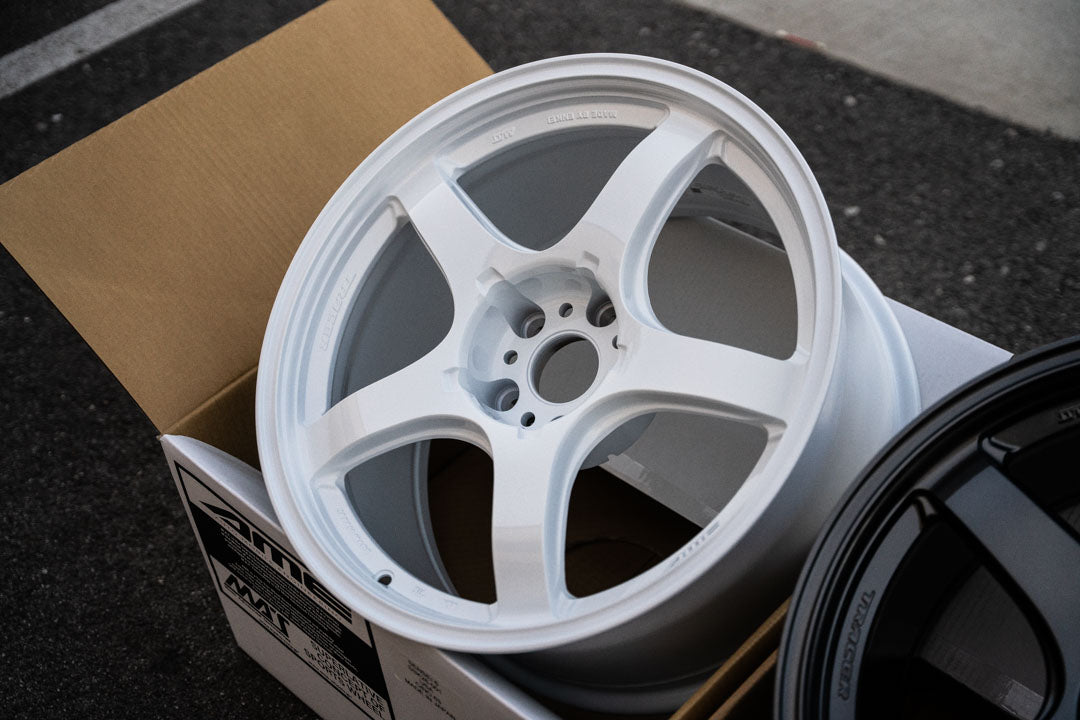 AME Tracer GTV / 18x9.5 +22 / 5x114.3 / Racing White (WH)