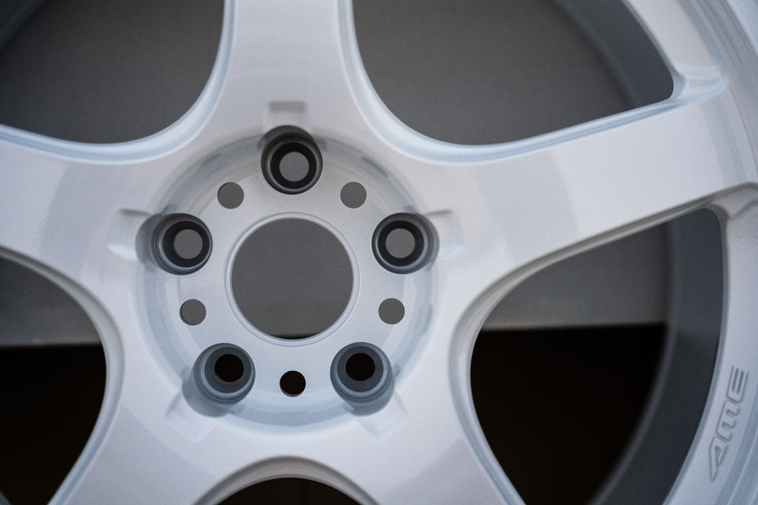 AME Tracer GTV / 18x9.5 +22 / 5x114.3 / Racing White (WH)