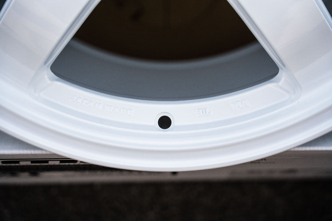 AME Tracer GTV / 18x9.5 +22 / 5x114.3 / Racing White (WH)