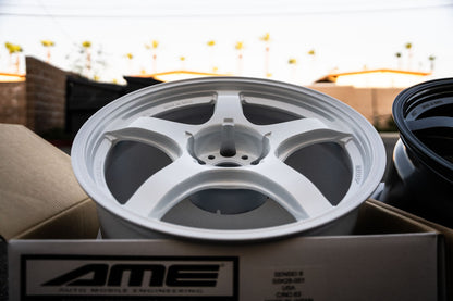AME Tracer GTV / 18x9.5 +22 / 5x114.3 / Racing White (WH)