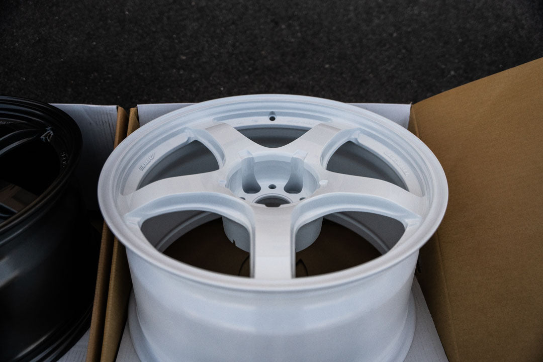 AME Tracer GTV / 18x9.5 +22 / 5x114.3 / Racing White (WH)