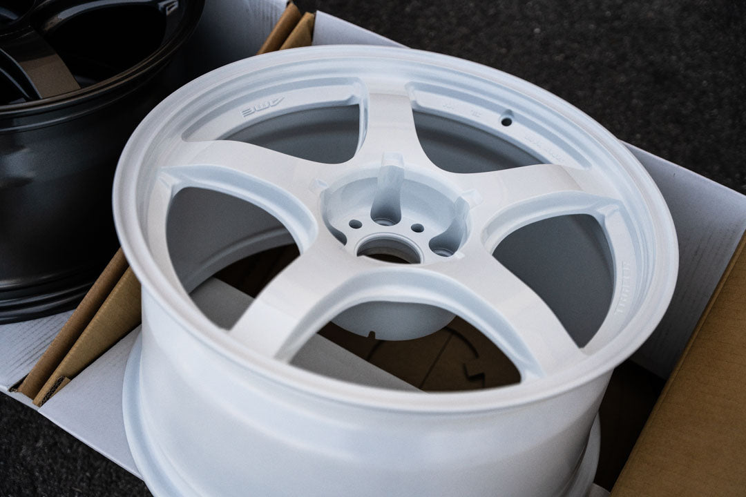 AME Tracer GTV / 18x9.5 +22 / 5x114.3 / Racing White (WH)