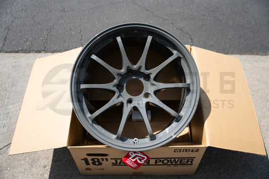 Volk CE28SL / 18x9.5 +44 / 5x120 / Brazos Grises