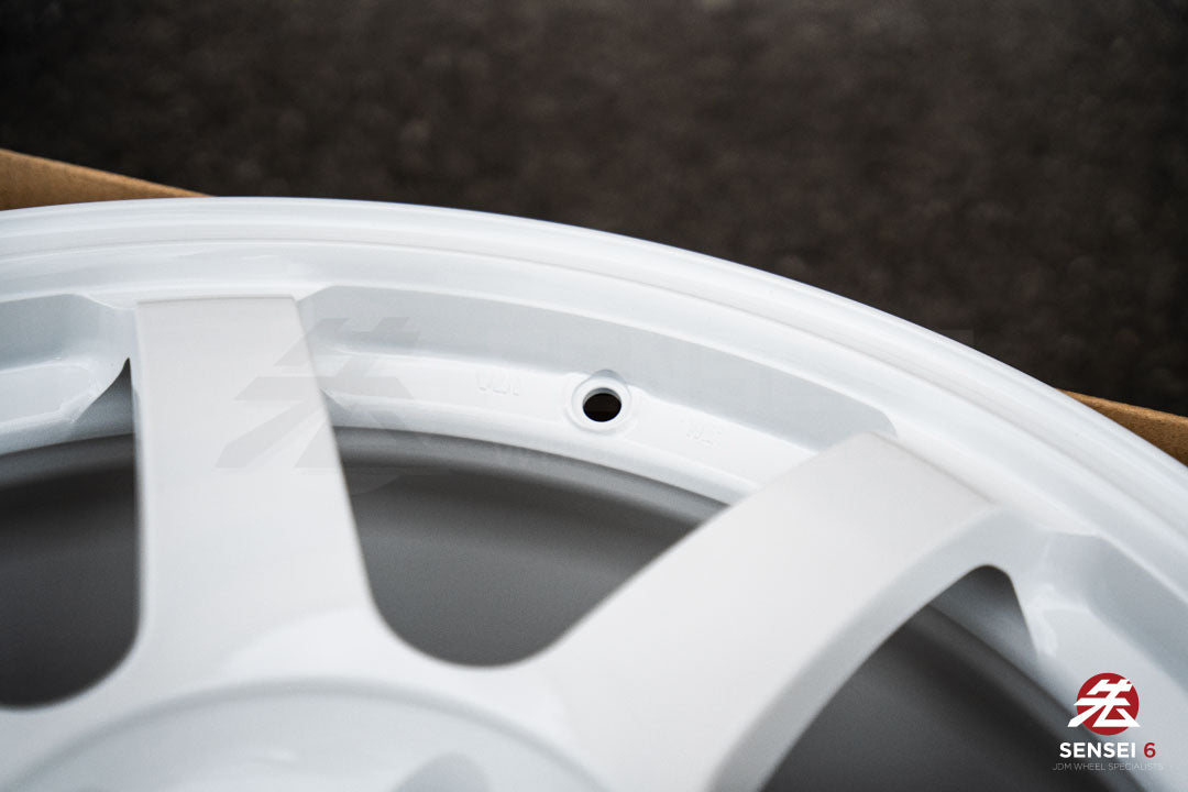 Volk TE37 Saga SL / 18x9.5 +38 / 5x120 / Dash White (DW)