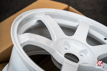 Volk TE37 Saga SL / 18x9.5 +38 / 5x120 / Dash White (DW)