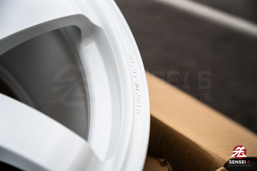 Volk TE37 Saga SL / 18x9.5 +38 / 5x120 / Dash White (DW)