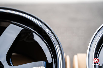 Volk TE37SB / 18x8.5 +22 / 6x139.7 / Glossy Black (BK)