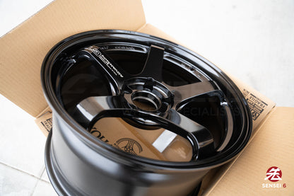 Advan GT Beyond / 18x10 +35 / 5x114,3 / Negro titanio de competición (TBK)