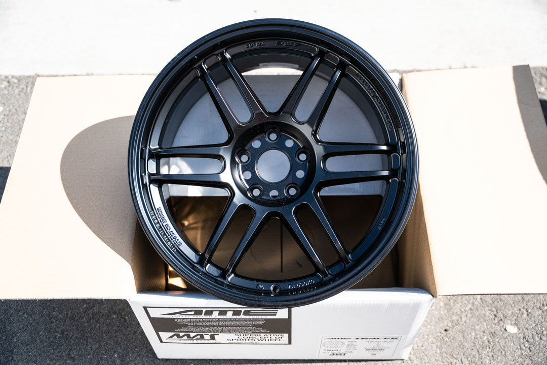 AME Tracer TM02 / 18x9.5 +22 / 5x114.3 / Matte Black (MB) – Sensei 6