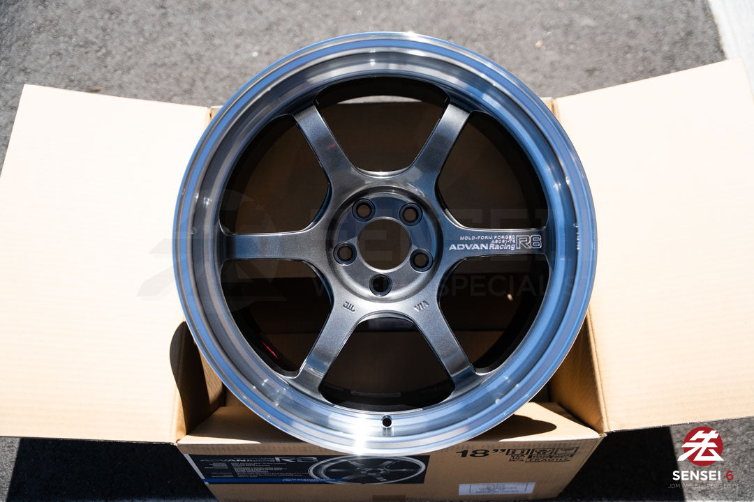 アドバン R6 / 18x9.5 +45 / 5x100 / マシニング＆レーシング プラチナブラック（MPB）