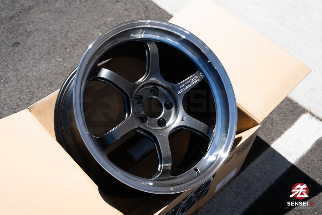 アドバン R6 / 18x9.5 +45 / 5x100 / マシニング＆レーシング プラチナブラック（MPB）