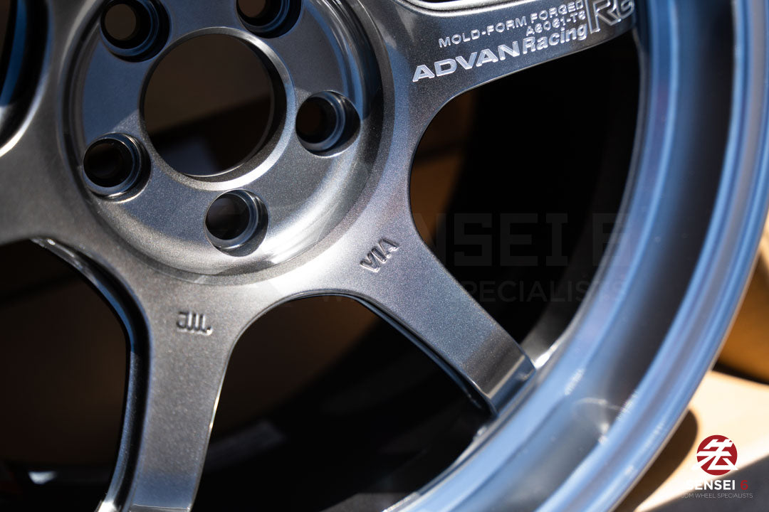 アドバン R6 / 18x9.5 +45 / 5x100 / マシニング＆レーシング プラチナブラック（MPB）