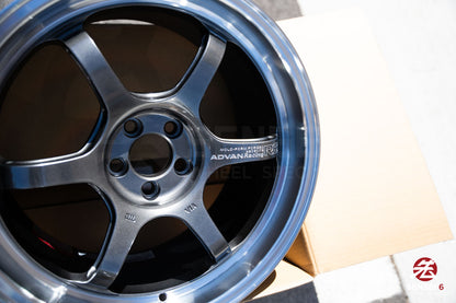 アドバン R6 / 18x9.5 +45 / 5x100 / マシニング＆レーシング プラチナブラック（MPB）