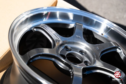 アドバン R6 / 18x9.5 +45 / 5x100 / マシニング＆レーシング プラチナブラック（MPB）