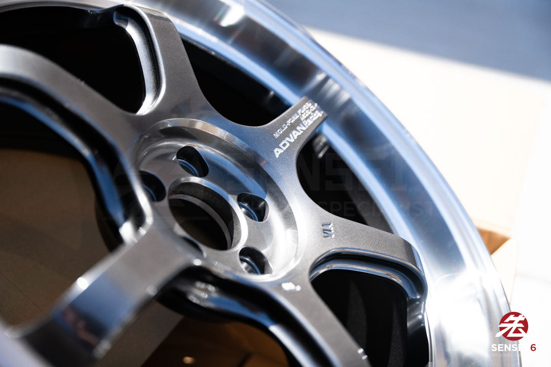 アドバン R6 / 18x9.5 +45 / 5x100 / マシニング＆レーシング プラチナブラック（MPB）