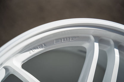 AME Tracer TM02 / 18x9.5 +37 / 5x120 / White