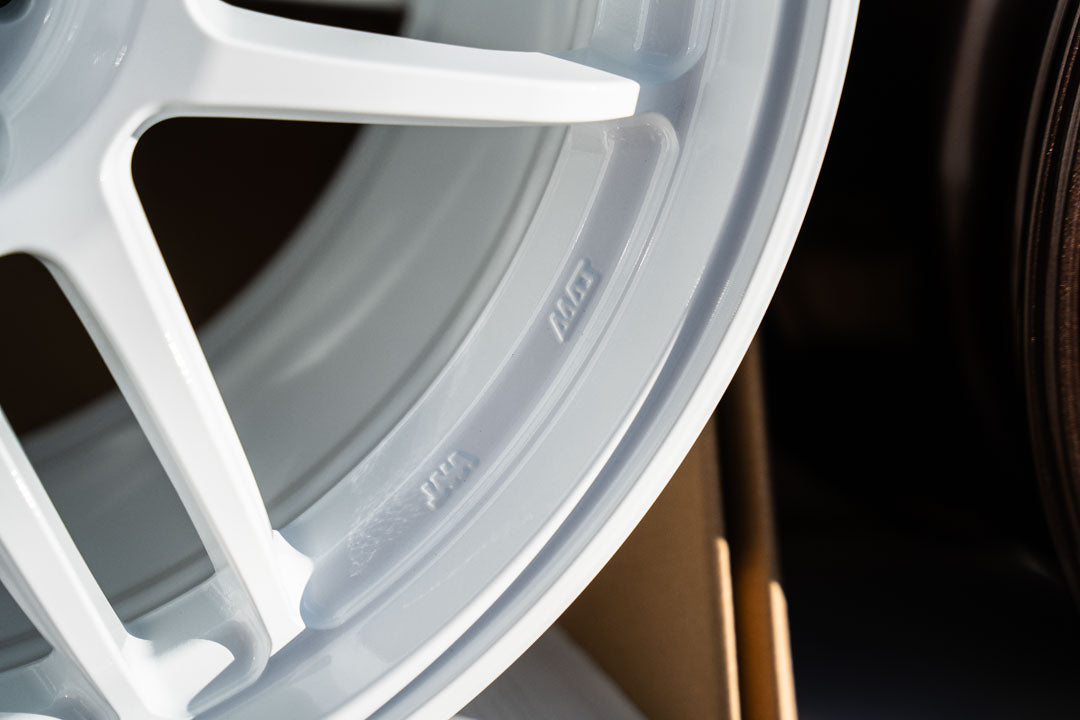 AME Tracer TM02 / 18x9.5 +37 / 5x120 / White