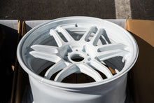 Load image into Gallery viewer, AME Tracer TM02 / 18x9.5 +37 / 5x120 / White
