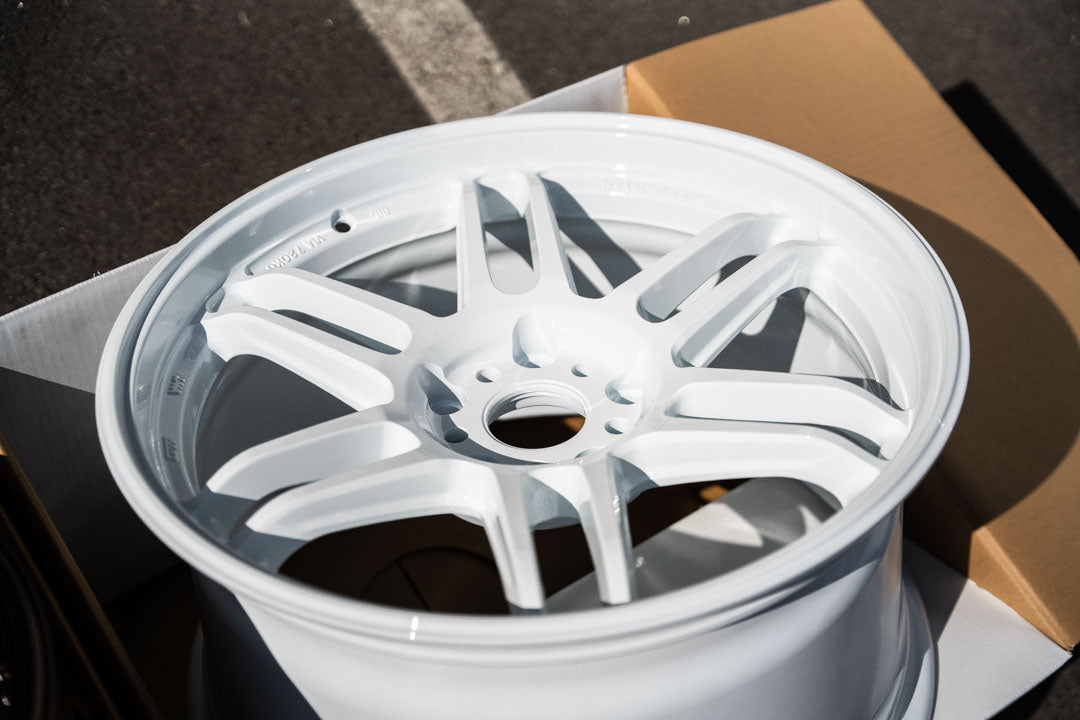 AME Tracer TM02 / 18x9.5 +37 / 5x120 / White