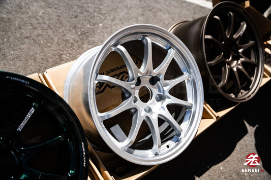 Volk CE28N-Plus / 17x10 +44 / 5x114,3 / Plata Diamante (DS)