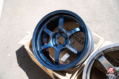 Advan R6 / 18x9.5 +45 / 5x120 / Azul titanio de competición (TBP)