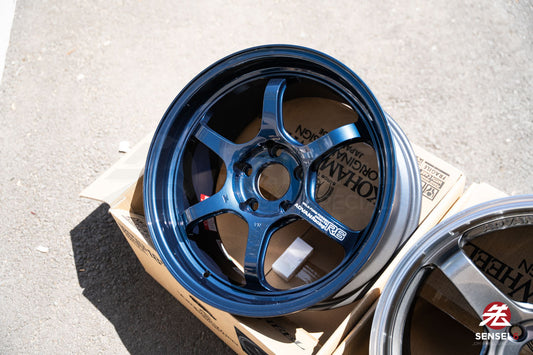 Advan R6 / 18x9.5 +45 / 5x120 / Azul titanio de competición (TBP)