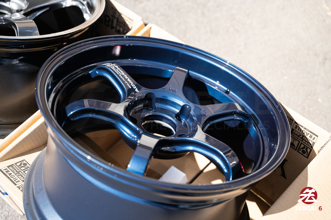 Advan R6 / 18x9.5 +45 / 5x120 / Azul titanio de competición (TBP)