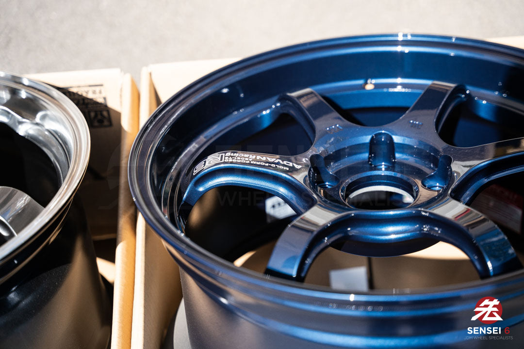 Advan R6 / 18x9.5 +45 / 5x120 / Azul titanio de competición (TBP)