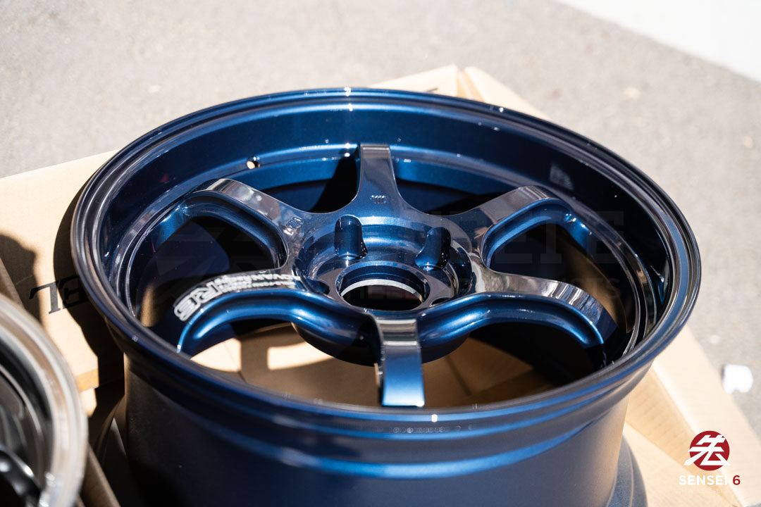 Advan R6 / 18x9.5 +45 / 5x120 / Azul titanio de competición (TBP)