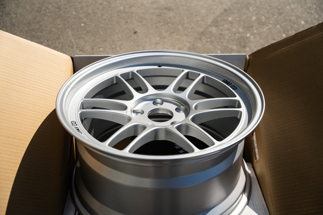 Enkei RPF1 / 18x9.5 +45 / 5x114.3 / F1 Plata 