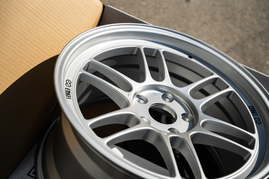 Enkei RPF1 / 18x9.5 +45 / 5x114.3 / F1 Plata 