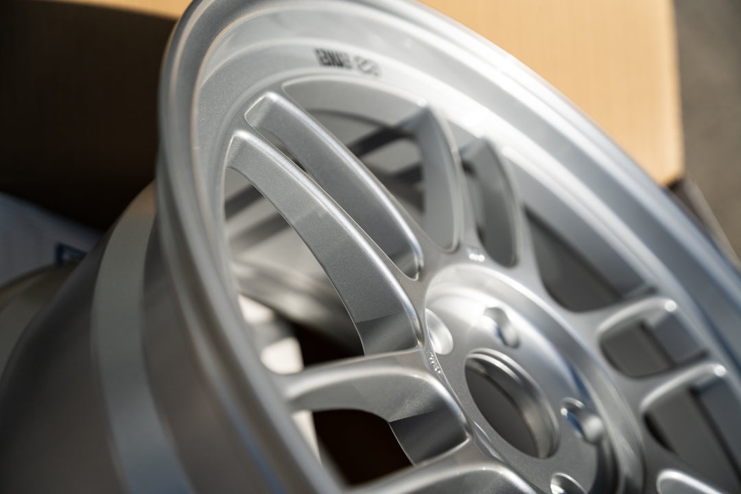 Enkei RPF1 / 18x9.5 +45 / 5x114.3 / F1 Plata 
