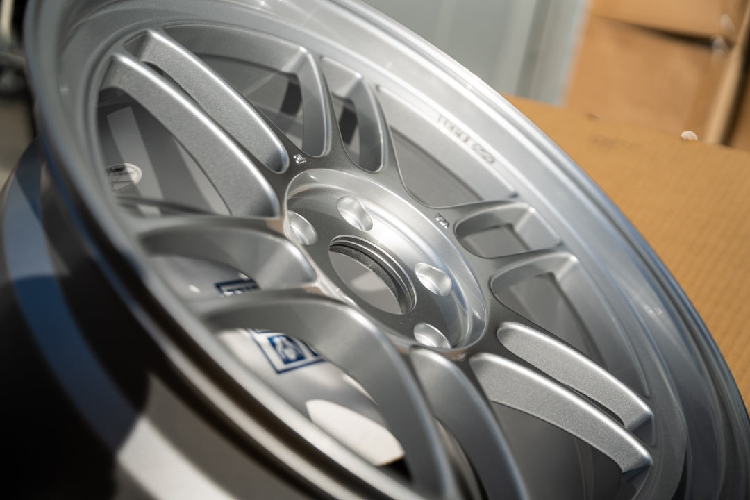 Enkei RPF1 / 18x9.5 +45 / 5x114.3 / F1 Plata 