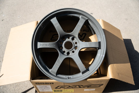 Gram Lights 57DR / 18x9.5 +38 / 5x120 (reperforado) / Brazos grises 