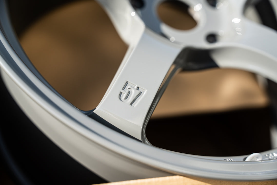 グラムライト 57CR / 18x9.5 +38 / 5x114.3 / アームズグレー