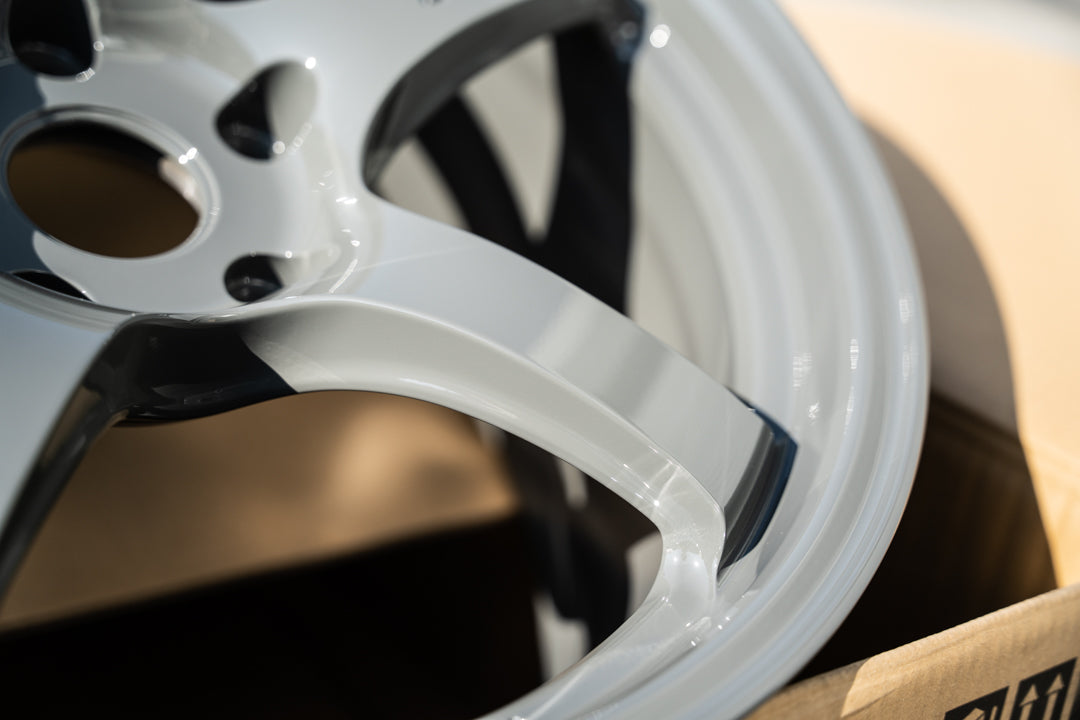 グラムライト 57CR / 18x9.5 +38 / 5x114.3 / アームズグレー