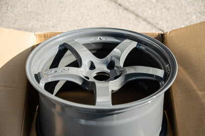 グラムライト 57CR / 18x9.5 +38 / 5x114.3 / アームズグレー