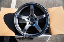 Cargar imagen en el visor de la galería, AME Tracer GTV / 18x10.5 +25 / 5x114.3 / Plata mate
