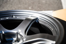 Cargar imagen en el visor de la galería, AME Tracer GTV / 18x10.5 +25 / 5x114.3 / Plata mate
