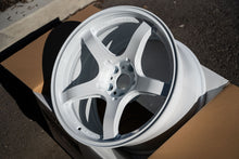 Load image into Gallery viewer, AME Tracer GTV / 18x10.5 +15 / 5x114.3 / Racing White
