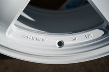 Load image into Gallery viewer, AME Tracer GTV / 18x10.5 +15 / 5x114.3 / Racing White
